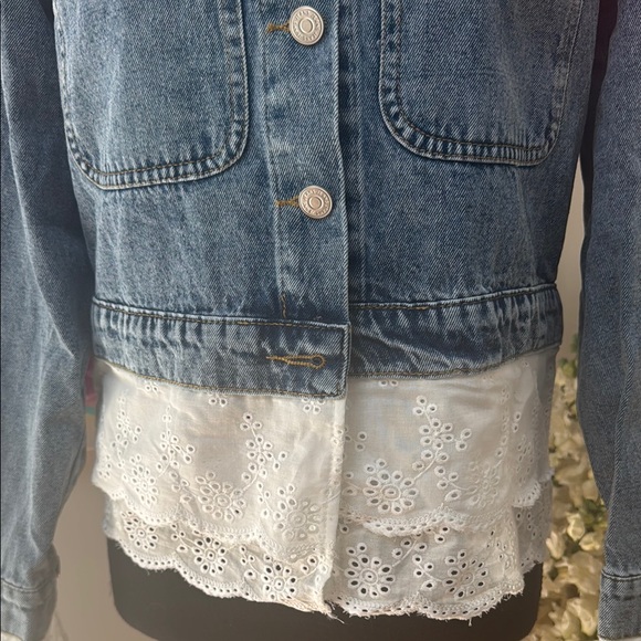 Denim Jacket with Lace Cotton Trim. Lion broach included. - Picture 5 of 14